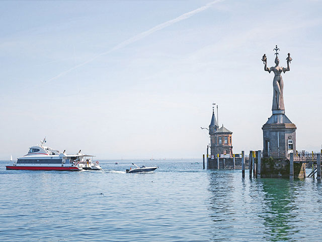 Konstanzer Hafen mit Katamaran und Imperia.