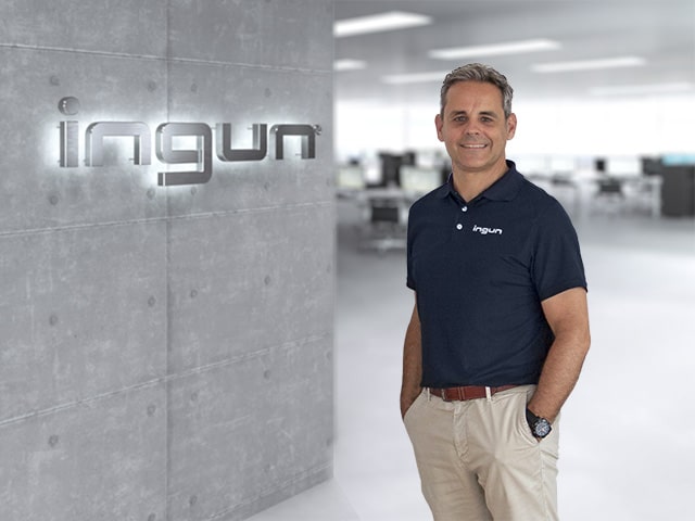 Armin Karl, Director General de INGUN, junto al logotipo de INGUN