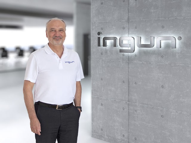 Michael Eisele, Mitglied der Geschäftsleitung, vor INGUN Logo